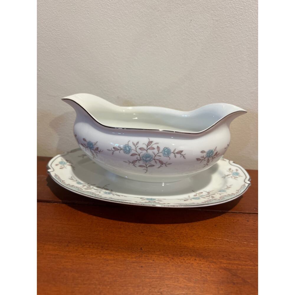 Phoebe by Narumi Japan Sauce Gravy Dish Boat with Attached Underplate